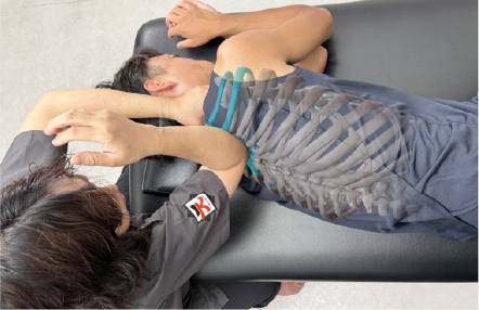 骨軸調整で背骨を調整している様子